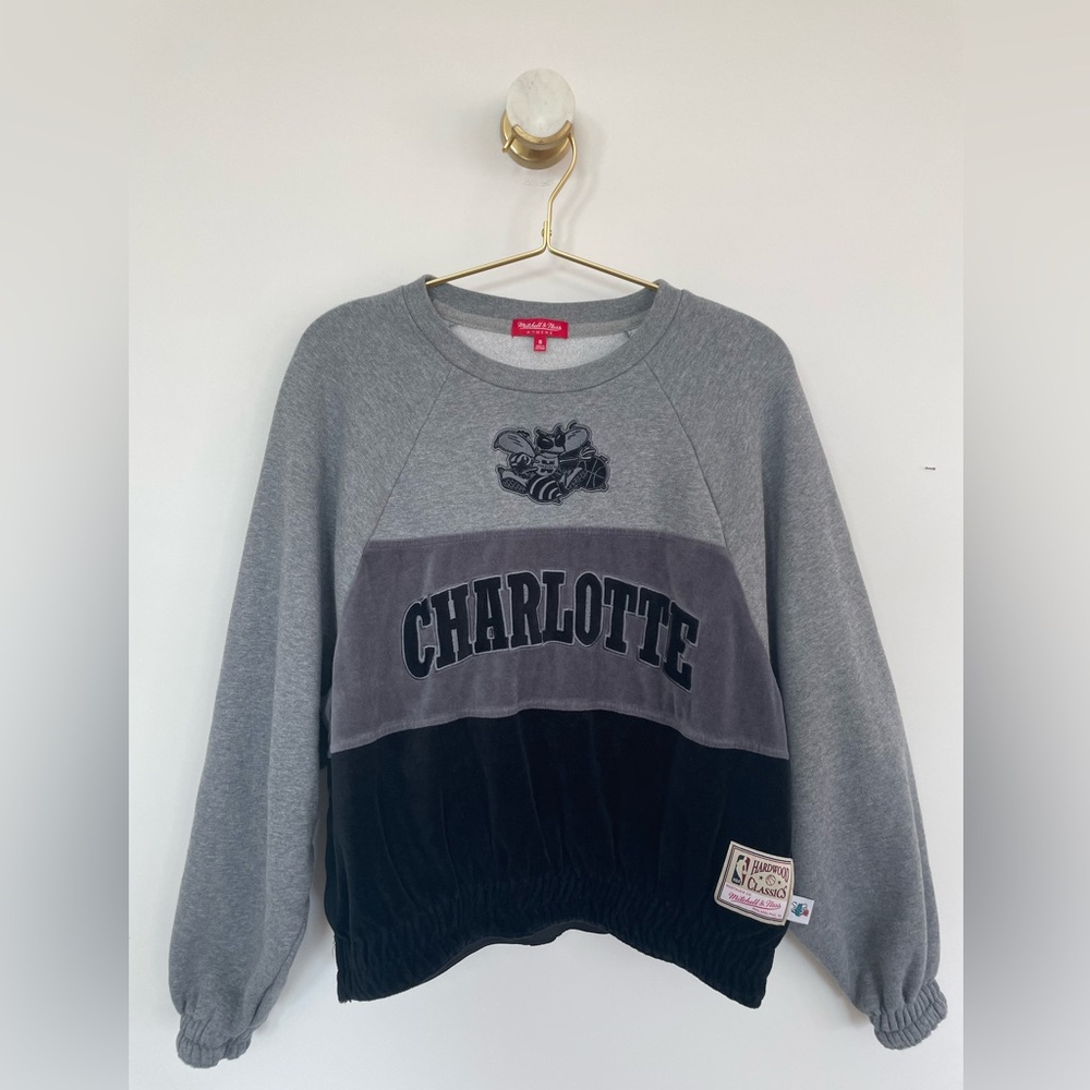 Women's Mitchell & Ness Charlotte Hornets Black + Gray Crewneck Sweatshirt (S)